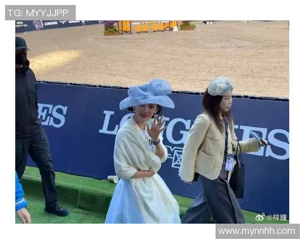 章若楠现身北京马术大师赛，穿蓝色复古名媛装娟秀又香甜，宛如留洋千金